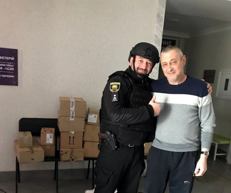 Поліцейські доставили медикаменти до лікарні Авдіївки