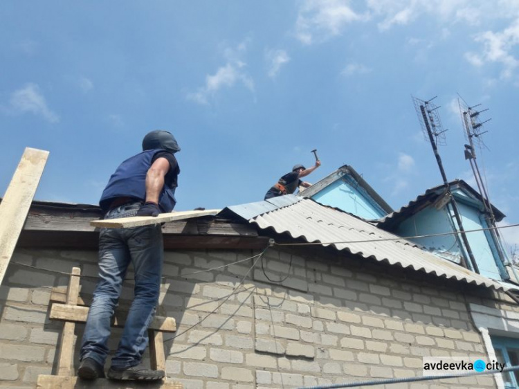 В Авдеевке движется работа по восстановлению жилого фонда после артобстрелов (ФОТО)