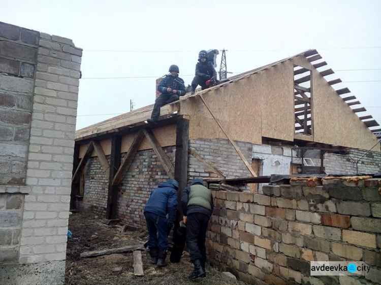 Спасатели отремонтировали еще два поврежденных обстрелами дома в Авдеевке (ФОТО)