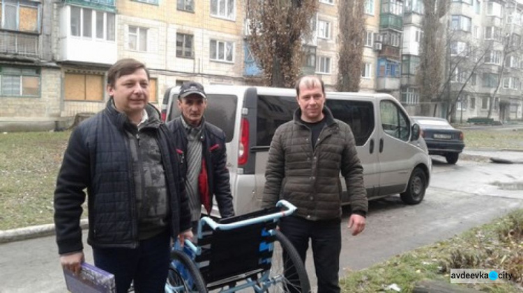 Авдіївці отримали інвалідні візки від благодійників (ФОТОФАКТ)