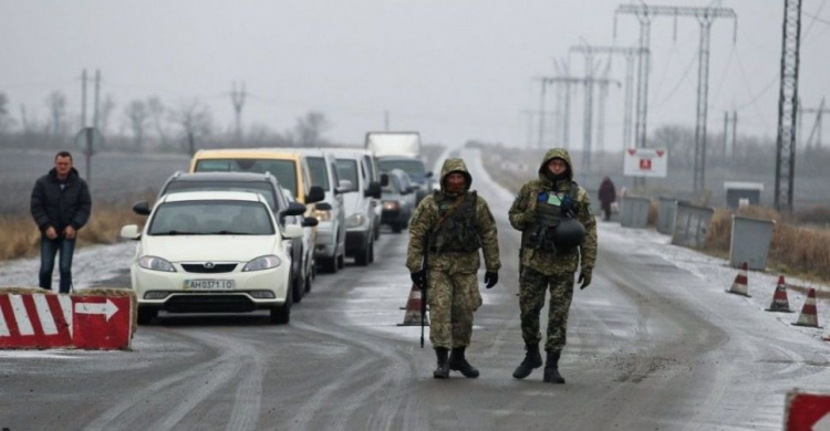На КПВВ на Донбассе снова вырос поток транспорта и пешеходов