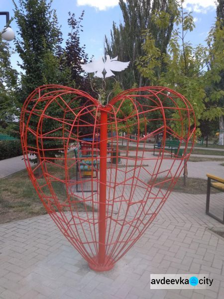 В центре Авдеевки появился культурный объект для влюблённых: ФОТОФАКТ