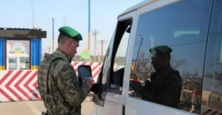 Через КПВВ Донбасса продолжают ездить по поддельным документам и давать взятки