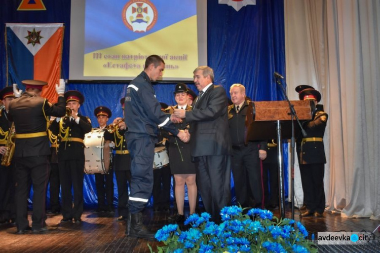 Спасатель из Авдеевки награжден медалью (ФОТО)
