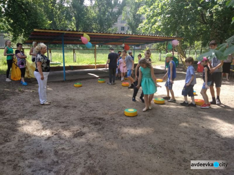 Конкурсы, танцы, лакомства: в Авдеевке особенным детям устроили незабываемый праздник (ФОТО)
