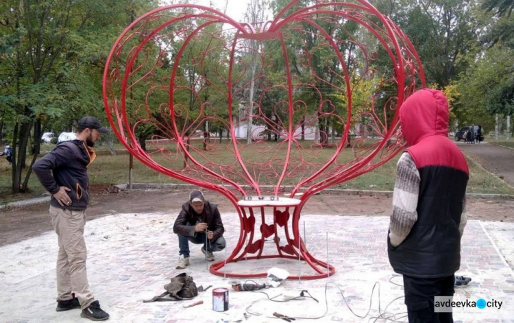 В поселке Нью-Йорк благодаря гранту от Метинвеста обустроили площадку под арт-объект «Сердце»
