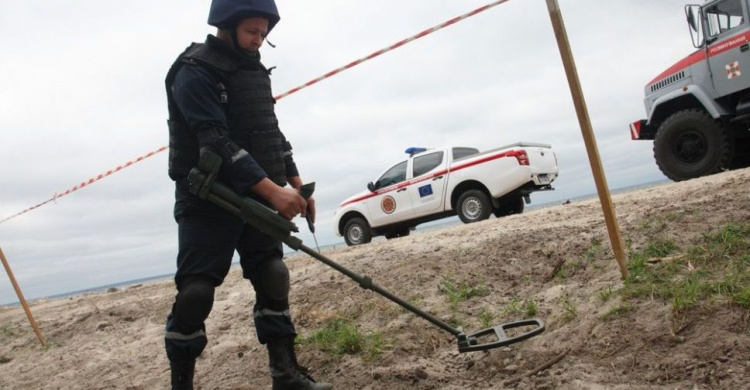 Донбасс восстанавливали и спасали от новых взрывов (ФОТО)