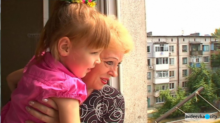 Двое осиротевших детей из Авдеевки получили ключи от новых квартир (ФОТО)