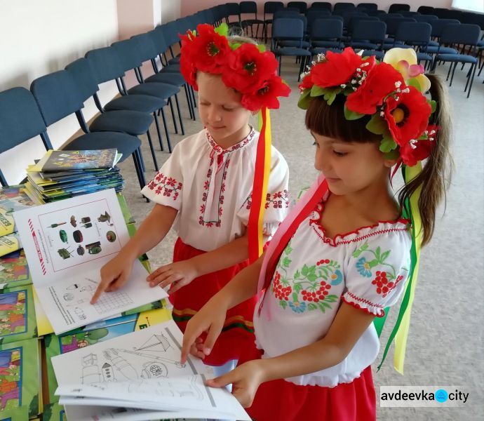 Несколько тысяч детей на Донбассе получили дневники и раскраски об опасности мин (ФОТО)