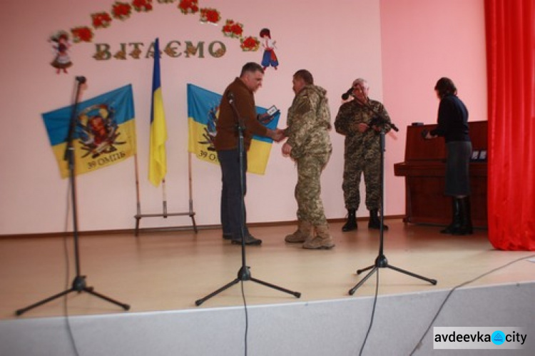 В Авдеевке добровольцев поздравили с годовщиной обороны Авдеевки (ФОТО)