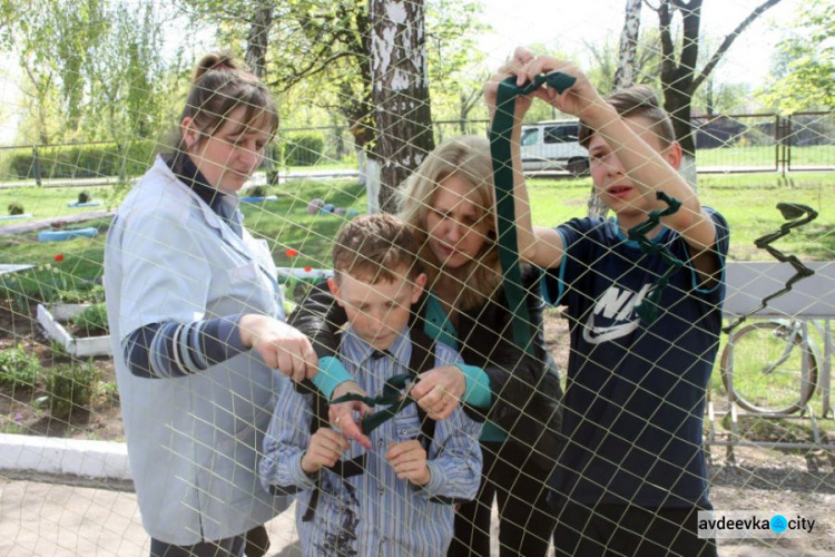У школах Авдіївки плетуть “Павутинки життя” для військових (ФОТО)