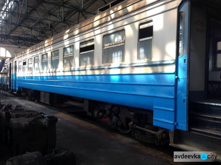 Донецкая железная дорога до конца месяца покрасит 15 электричек