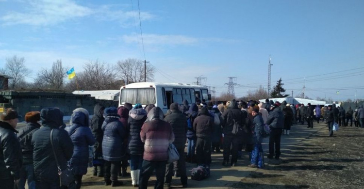 Спецоперация по выявлению перевозчиков-нелегалов привела к огромным очередям на КПВВ "Майорское" (ФОТО)