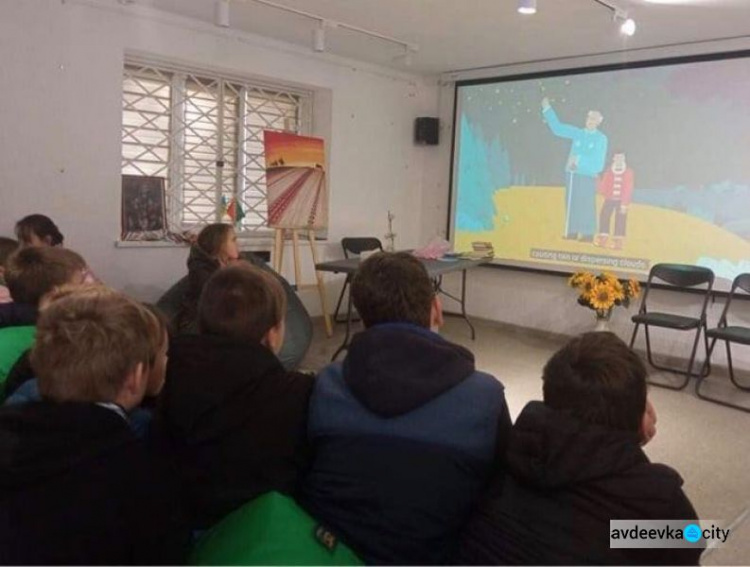 В Авдіївці напередодні Дня захисника і захисниці України школяри відвідали Народний музей історії міста