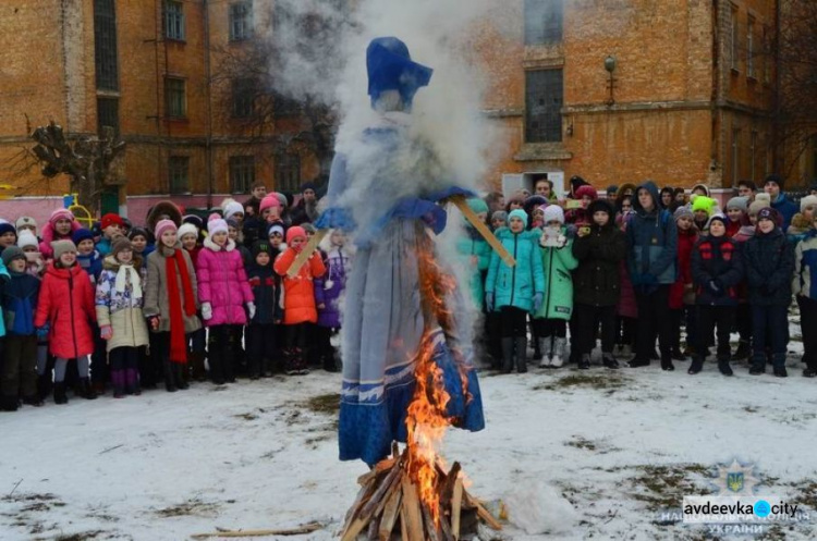 Более 7 тысяч человек массово праздновали Масленицу на подконтрольной части Донетчины (ФОТО)