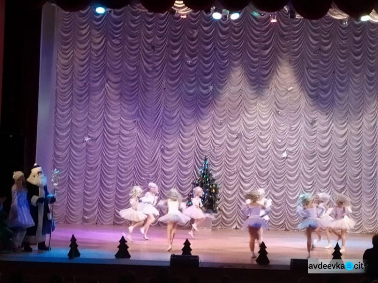 Новогодняя сказка для детей в Авдеевке собрала аншлаг (ФОТО)