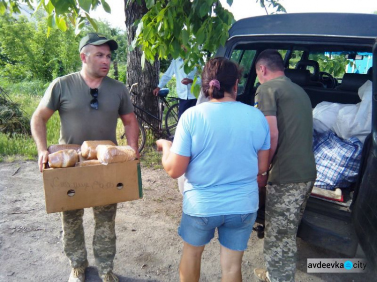 Воду, хлеб и прессу в опасное место доставили представители Cimic Avdeevka