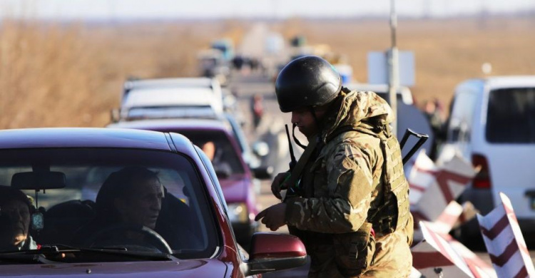 Донбасская линия разграничения: утром 6 декабря скопились большие очереди на выезд