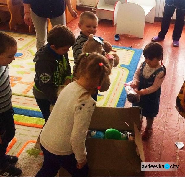 Авдеевские "симики" помогли доставить детям из прифронтовых сел  игрушки от жителей Польши   (ФОТО)
