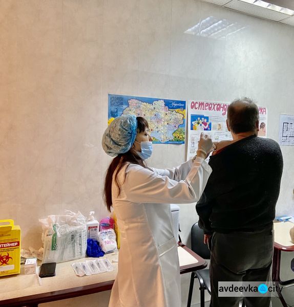 На Авдеевском коксохиме прошел очередной этап вакцинации сотрудников: первую дозу вакцины уже получили 927 человек