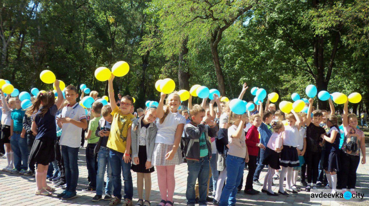 Школьники из Авдеевки выстроились в виде голубя в честь Дня мира (ФОТО)