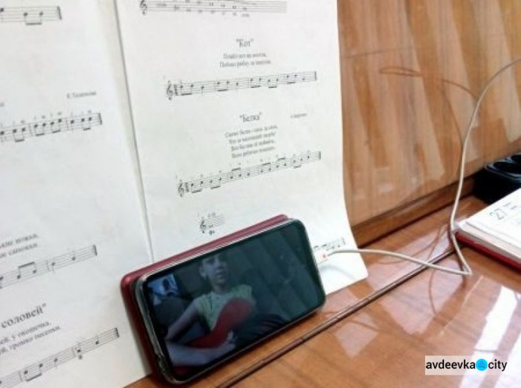 Музична школа Авдіївки працює зі своїми вихованцями у режимі онлайн