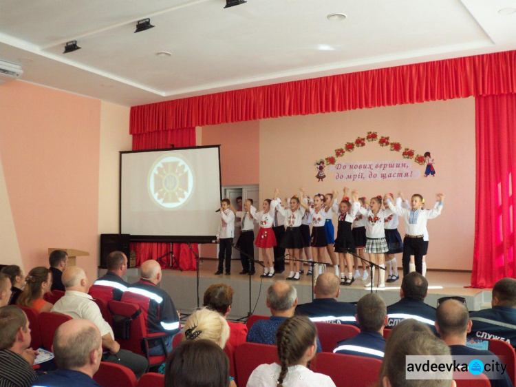 Авдеевских спасателей поздравляли песнями, танцами и медалями (ФОТО)