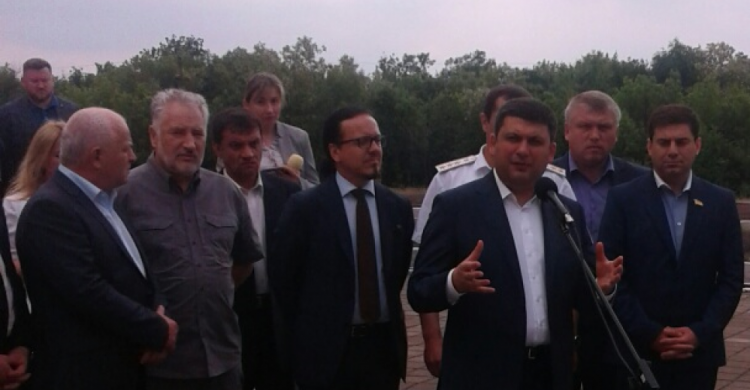 Премьер-министр Владимир Гройсман дал "зеленый свет" поездам в Донецкой области (ФОТО)