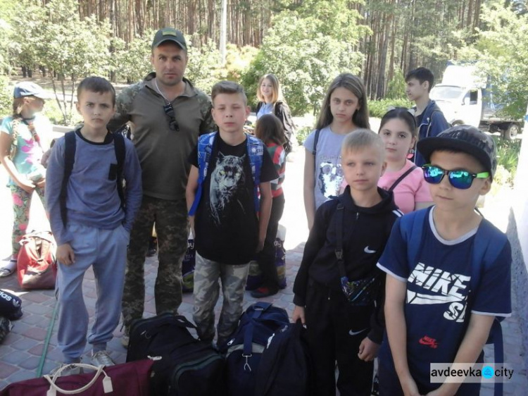 Дети из прифронтовой Авдеевки отправились на отдых (ФОТО)