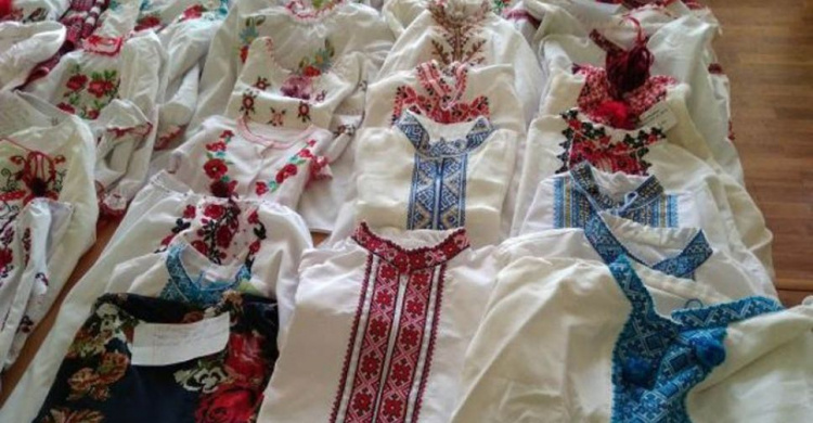 Школьники из Черкасской области передали 70 вышиванок своим ровесникам в Авдеевку