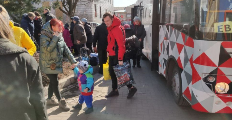 Евакуація людей з Авдіївки триває: графік та місця відправлення автобусів