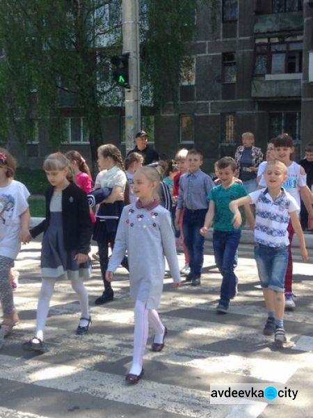 Детей Авдеевки учили, как не погибнуть на дороге (ФОТО)