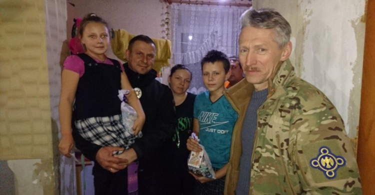 Волонтеры из Львова привезли в Авдеевку новогодние подарки для детей из многодетных семей