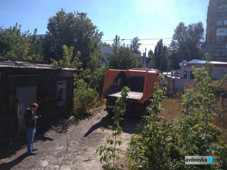 Строительный мусор в центре Авдеевки: пояснения активистов и коммунальщиков (ФОТО)