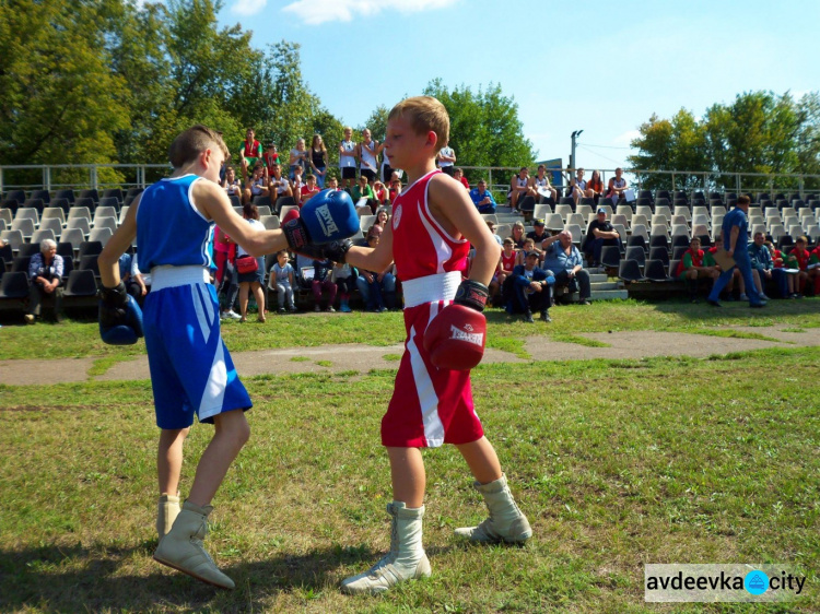 В Авдеевке наградили лучших спортсменов, а каратисты вышли на футбольное поле (ФОТО + ВИДЕО)