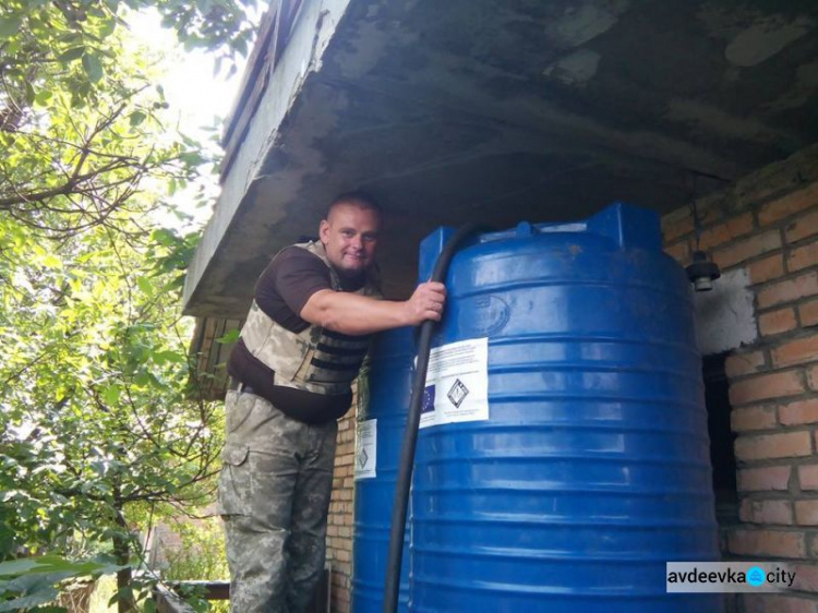 Жителям прифронтового Водяного привезли питьевую воду и прессу (ФОТО)
