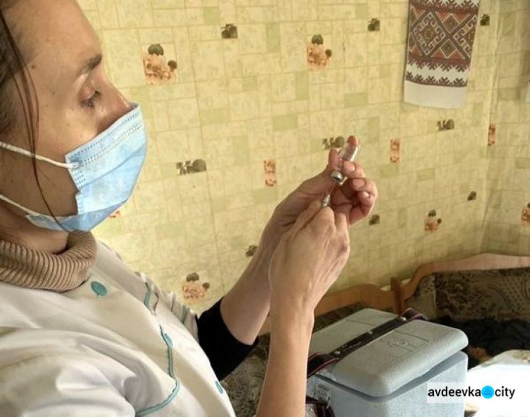 В Авдіївці працює мобільна бригада з вакцинації літніх людей