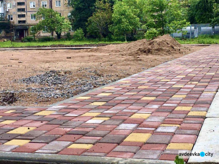 На детской площадке, которую строит для города Метинвест, проложили пешеходные дорожки (ФОТО)