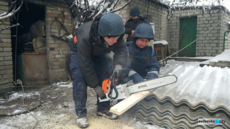 Шифер, брус и рубероид: спасатели ударно восстанавливают Авдеевку