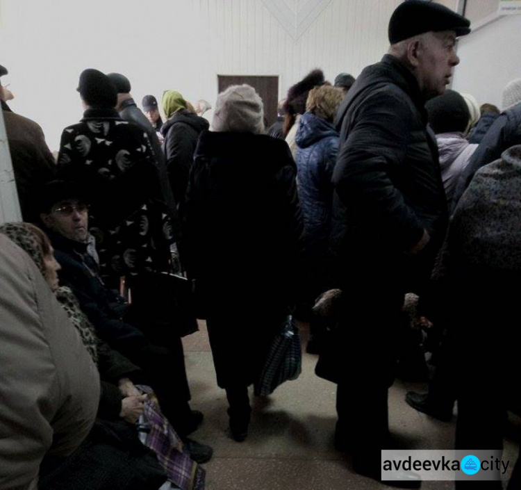 Отделения "Ощадбанка" на Донбассе не готовы к наплыву переселенцев,  которых обязали проходить идентификацию