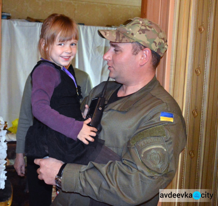 Девочек, которые потеряли родителей во время обстрела Авдеевки, навестили Покровские правоохранители (ФОТО)