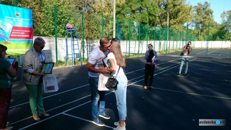 Овации и душ из шампанского: в Авдеевке наградили победителей открытого турнира по большому теннису (ФОТО)