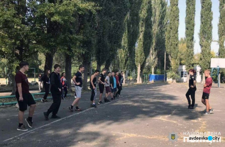 Авдеевские полицейские провели утреннюю зарядку со школьниками