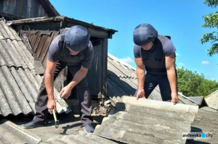 В Авдеевке спасатели продолжают восстанавливать разрушенные дома