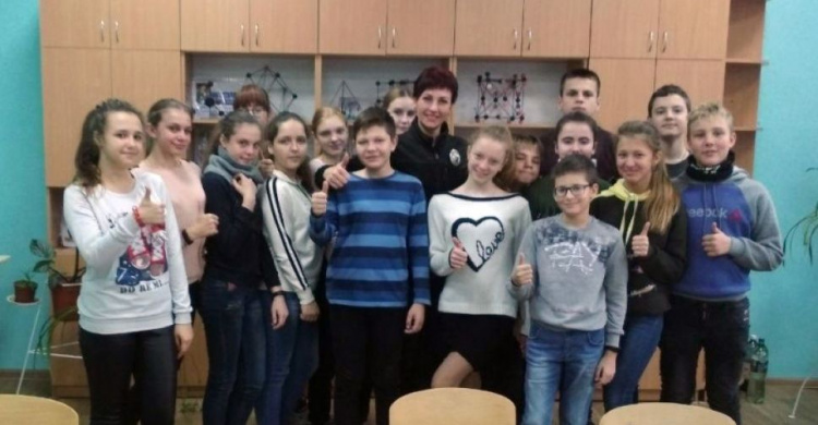 В школах Авдеевки полицейские провели уроки о правах детей