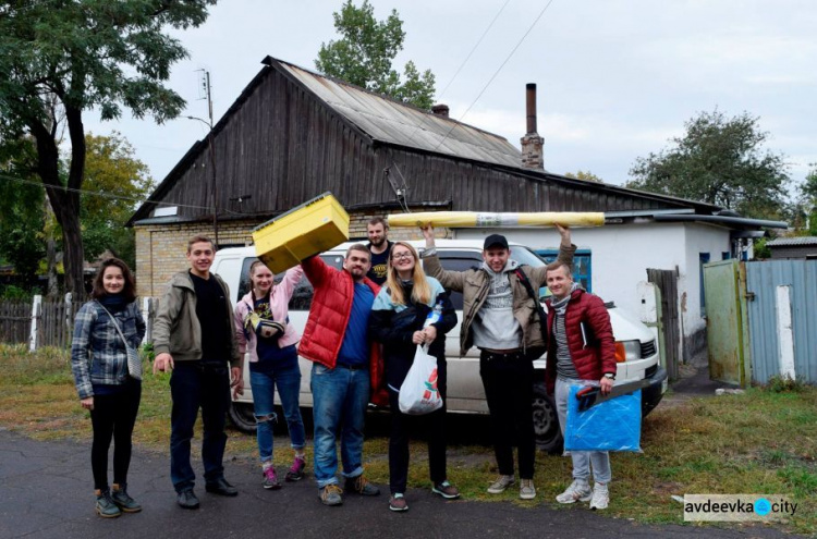 Волонтеры из 10 областей Украины начали отстраивать Авдеевку (ФОТО)