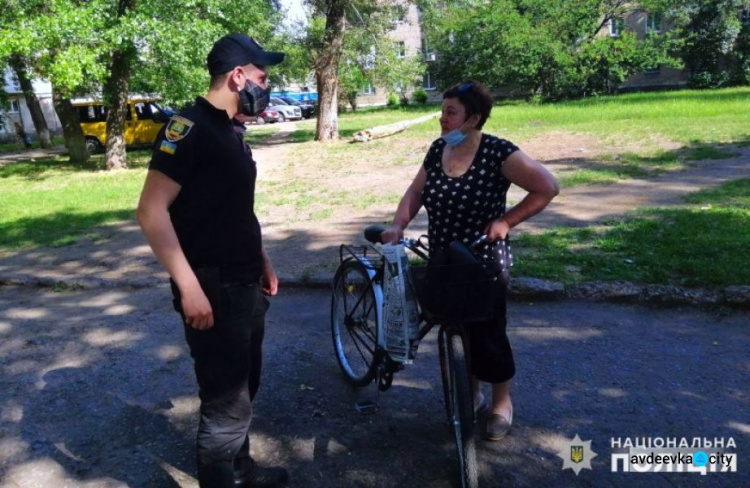 В Авдеевке полицейские напомнили велосипедистам правила дорожного движения