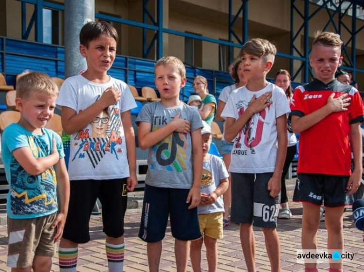 В Киеве игравшие в дворовой футбол дети спели гимн Украины. Их пригласили заниматься футболом профессионально