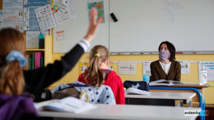 В Украине хотят страховать учителей и учеников от коронавируса