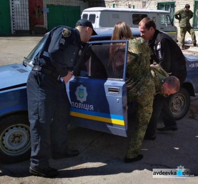 Полицейские Авдеевки отработали задержание преступника (ФОТО)